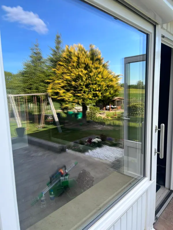 Frisch gereinigte Terrassentür mit Spiegelung des Gartens